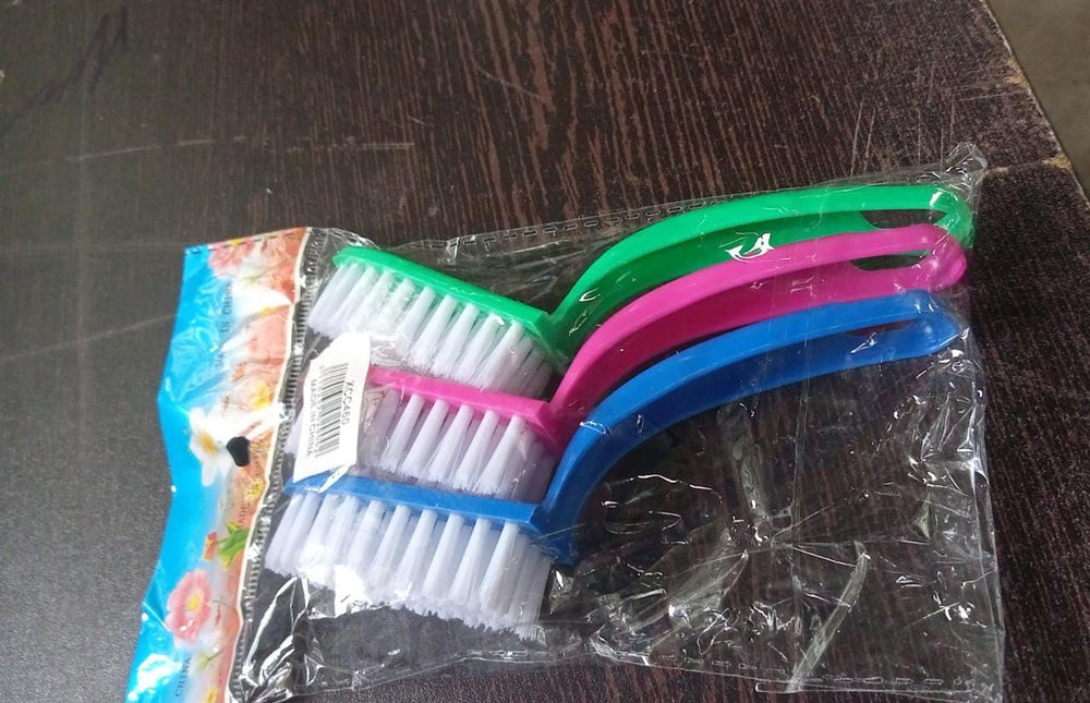 Set of cleaning brushes for multi-purpose use in the kitchen.